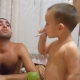Video un chamaquito de 3 de edad fumando frente asus padres Father Shows His 3 Year Old Son How To Smoke Cigarettes While His Mother Tapes It!