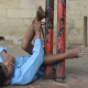 Nueva estilo vida para un niño hindú discapacitado que vivía atado en una estación de buses “miren