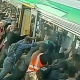 VIDEO La unión hace la fuerza y pasajeros liberan a un hombre atrapado en una estación de tren