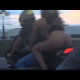 Video Mujer desnuda en la cola de una moto a alta velocidad miren