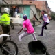 VIDEO pelea a machete inmovilizan borracho Street justice Lynched then dragged through the streets