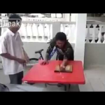 Video Fuerte le mochan la mano a sangre fria Hand Gets Sliced By Knife