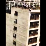 Video mujer se tira de un edificio Women falls off top of building