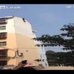 VIDEO Hombre se tira de un 13 piso Man hanging off building falls