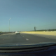 VIDEO: Un auto choca contra un “escritorio salvaje” que aparece de la nada en media autopista