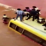 VIDEO Autobús escolar con 50 niños queda atrapado en una inundación en la India