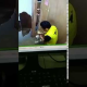 VIDEO: Un hombre se come el envío a domicilio que debe repartir en China