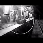 VIDEO: Un joven forcejea con un policía para resistirse a un arresto y lo arrolla un tren