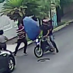 VIDEO VIRAL Intentan robarle y espanta a los ladrones con su paraguas