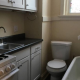FOTO: Se alquila un apartamento con el inodoro y la bañera dentro de la cocina