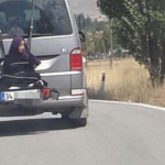 VIDEO”Le encanta viajar así”: Detenido por manejar con su hija atada a la parte trasera del carro (VIDEO)