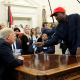 VIDEOS: Kanye West revela su contraseña de iPhone durante el encuentro con Trump y la Red explota