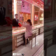 VIDEO: ‘Roban’ joyas en tiendas para dejar en ridículo a los vendedores